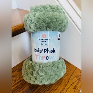 New Comfort Bay Kids' Plush Throw in Soft Green